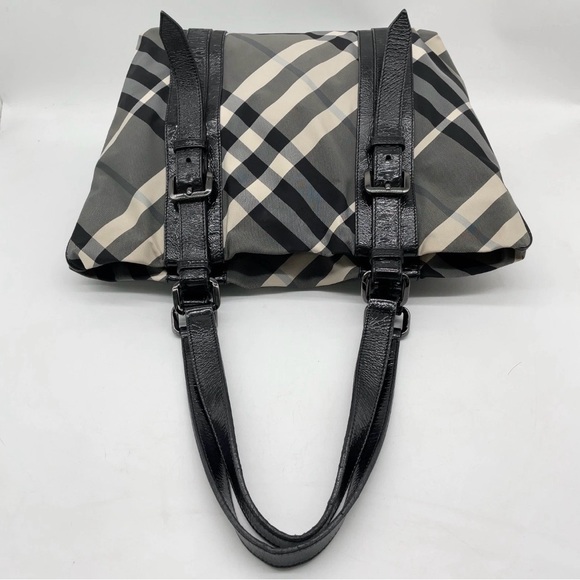 ✨🛍️ Burberry Black and White Check Nylon and Patent Shoulder Bag - Picture 3 of 7